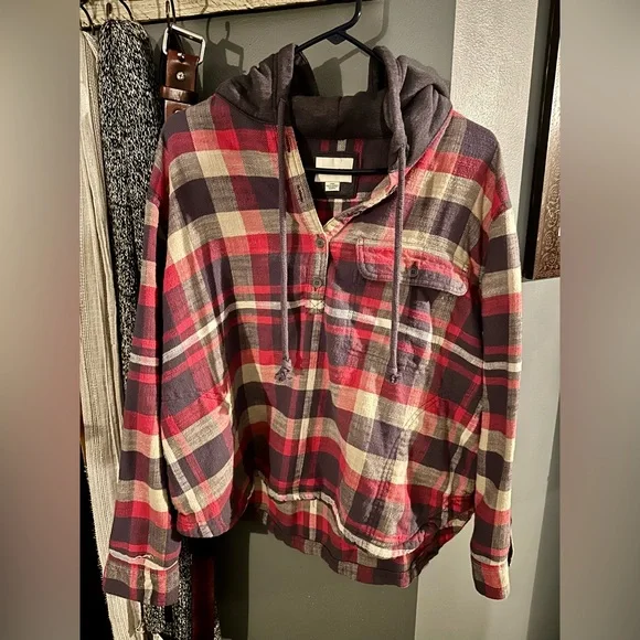 American Eagle Outfitters Red and Black Crop Plaid Flannel Shirt - Picture 2 of 4